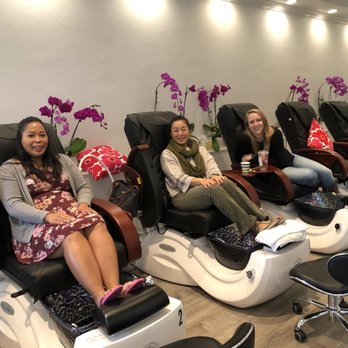 Nail Bar - Mountain View - Plenty of chairs and they can do the mani and pedi at the same time. - Nail Salons Near Me - Mountain View, California