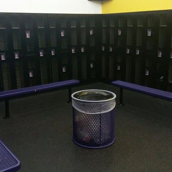 Planet Fitness - Ladies locker room....large, several stalls and there are 4 showers - Gyms Near Me - Chicago, Illinois Planet Fitness - Ladies locker room....large, several stalls and there are 4 showers - Gyms Near Me - Chicago, Illinois