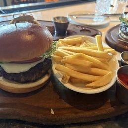 Picanha burger came out lukewarm & overcooked Picanha burger came out lukewarm & overcooked