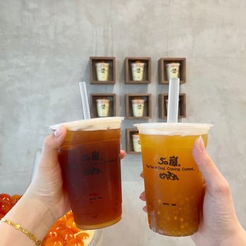 FIFTYLAN Koreatown - lychee black tea (black) & peach green tea (right) - Bubble Tea Near Me - New York, New York