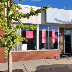 Relax & Renew by Amanda - This is a picture of the business from the street - plenty of parking nearby.