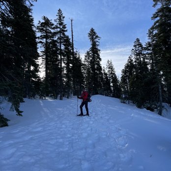 Castle Lake Campground - Trekking from castle lake up to heart lake - Campgrounds Near Me - Mount Shasta, California
