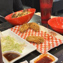 Yummy Bowl - Look at the comparison of wings on my table and the ones across the aisle.