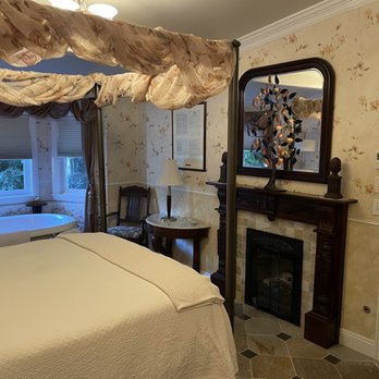 Churchill Manor Bed and Breakfast - One of the rooms - Hotels Near Me - Napa, California Churchill Manor Bed and Breakfast - One of the rooms - Hotels Near Me - Napa, California