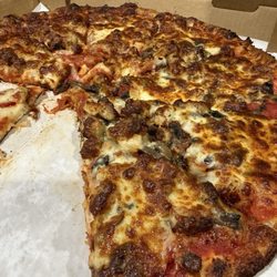 Gionino's Pizzeria of Aurora - Large sausage, onion, mushroom - well done