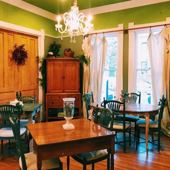 The Nestle Inn - Really big dining room with plenty of seating for all the guests! - Hotels Near Me - Indianapolis, Indiana