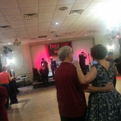 Dance2Swing Studios - Dance lessons before the band starts.