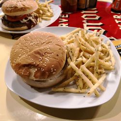 Choperia Wings Pizza - Hay hamburguesas de entre $50 pesos hasta los $100 pesos y vienen ya acompañadas por papas a la francesa o en gajos.