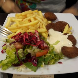 Mangal 24 - Falafel Teller mit Pommes Frites und Salat