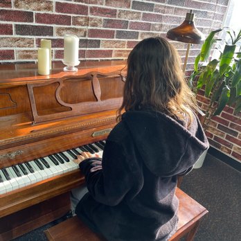 Ava Music Academy - Daughter practicing before her turn - Vocal Coach Near Me - Sherman Oaks, California