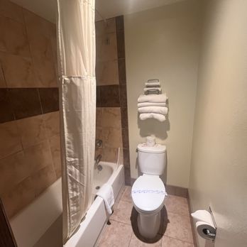Redmond Inn - Dbl Queen room bathroom - Hotels Near Me - Redmond, Oregon Redmond Inn - Dbl Queen room bathroom - Hotels Near Me - Redmond, Oregon