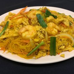 Singapore Rice Noodle in Spicy yellow curry sauce.