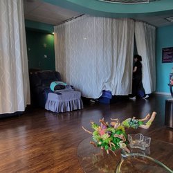 Massage Yee & Spa - Front entrance. Clean and simply designed