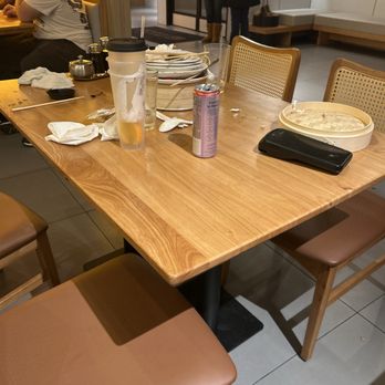 Ugly Dumpling - had to sit next to this nasty table while i waited an hour for my subpar food. - Chinese Near Me - Linden, New Jersey