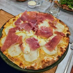 L'unico - Pizza mit Birne, Ziegenkäse und Schinken