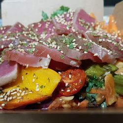 Kale - Seared tuna salad with papaya and mango salad - filling and refreshing :)