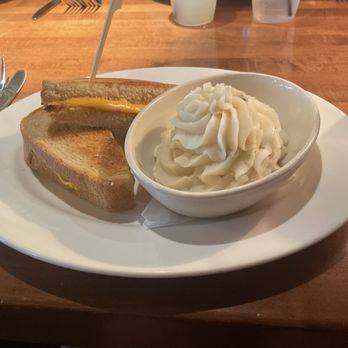 Winewood - Grilled Cheese & Garlic Mashed Potatoes - New American Near Me - Grapevine, Texas