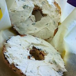 Puddletown Bagels - Everything Bagel with scallion cream cheese - an excellent choice