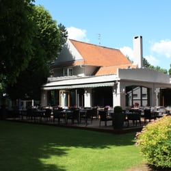 La Terrasse de Premesques - La terrasse du restaurant, donnant une vue imprenable sur le jardin.