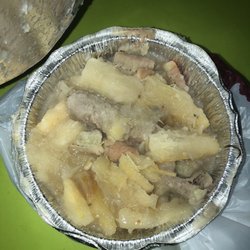 Castillo De Yaque Restaurant - Acabo de ordenar una yuca con chicharrón de pollo sin huesos. Y mira la basura que me mandaron! Que asco!
