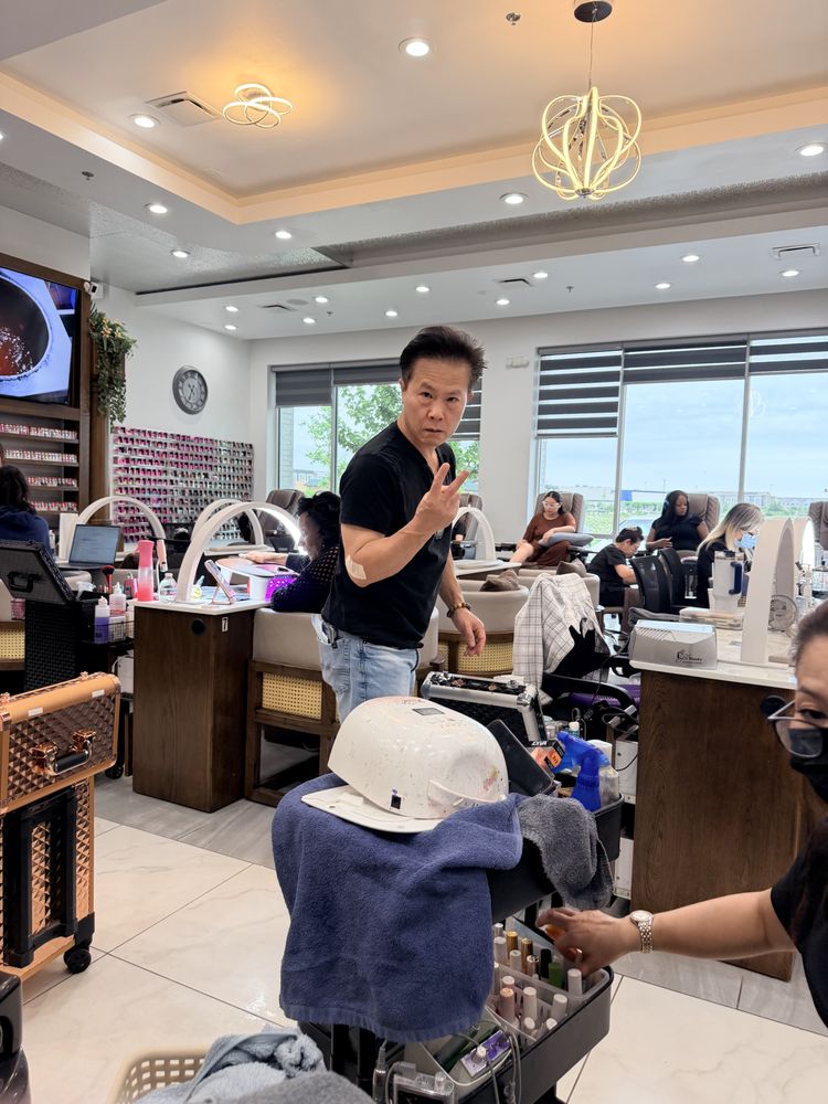 Sky High Nails Spa Logo