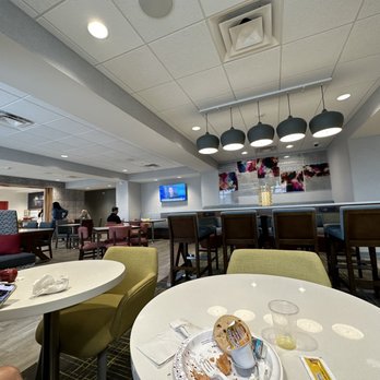 Hampton Inn Paris - Breakfast area - Hotels Near Me - Paris, Illinois Hampton Inn Paris - Breakfast area - Hotels Near Me - Paris, Illinois