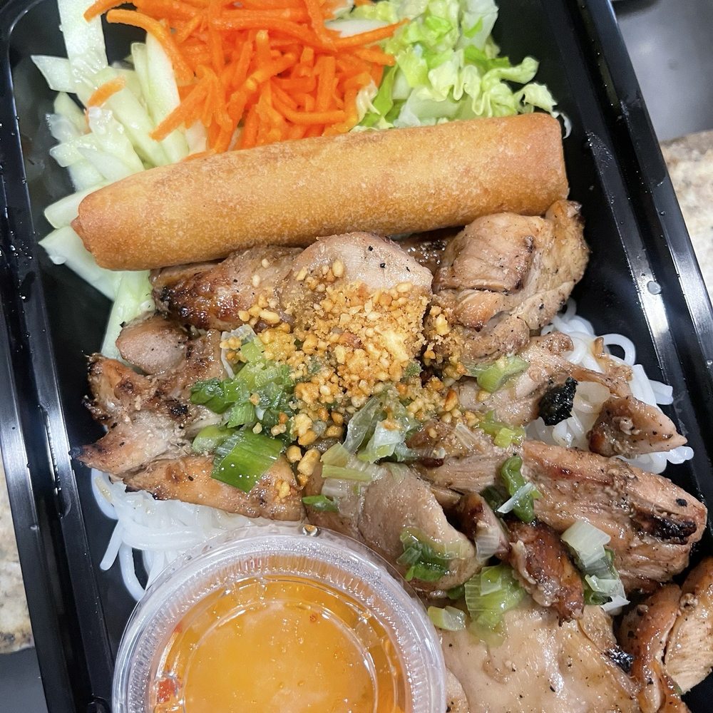 Vermicelli with chicken to go
