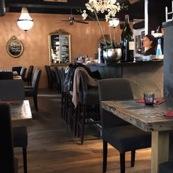 Don Leone Waffenplatz - Bar and indoor seating.