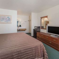 Travelodge by Wyndham Clearlake - Guest room