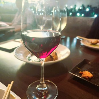 MW Restaurant - Dec, 6 - Truchard Pinot Noir - New American Near Me - Honolulu, Hawaii
