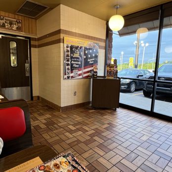 Waffle House - Front - Breakfast & Brunch Near Me - Nashville, Tennessee Waffle House - Front - Breakfast & Brunch Near Me - Nashville, Tennessee
