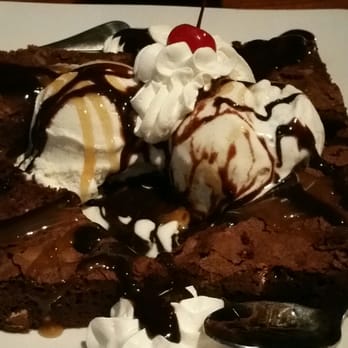 Captains Quarters Riverside Grille - Ultimate brownie sundae - Seafood Near Me - Prospect, Kentucky