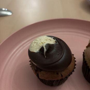 Georgetown Cupcake - The Chocolate Caramel Swirl is my favorite - Bakeries Near Me - Bethesda, Maryland