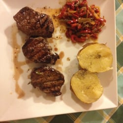 Can Gla - Solomillo de buey con acompañamiento de patata asada y pimientos escalibados