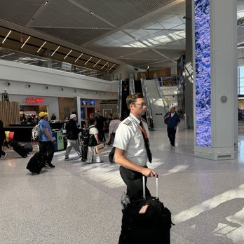 United Airlines - Airlines Near Me - Newark, New Jersey