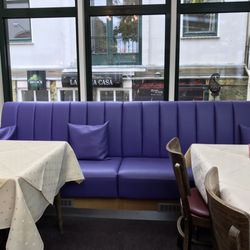 Goden Wind - Blick auf eine Sitzecke mit Aussicht auf das Nachbarrestaurant. Sehr gemütlich!