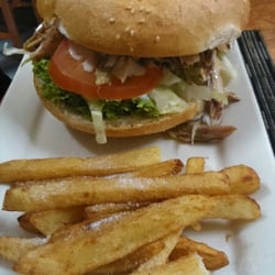 Pantaleón - Sandwich pollo mas papas .