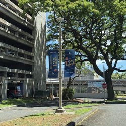 Kuakini Medical Plaza - Parking lot entrance to the right from Kuakini St