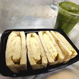 Tasty umami egg dashimaki & refreshing detox smoothie.