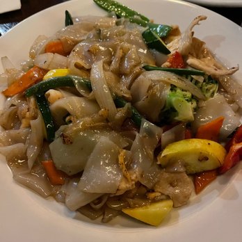 Le's Restaurant - 42. Stir-Fried Flat Rice Noodles - Vietnamese Near Me - Cambridge, Massachusetts Le's Restaurant - 42. Stir-Fried Flat Rice Noodles - Vietnamese Near Me - Cambridge, Massachusetts