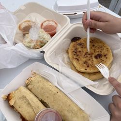 Lakewood Center Farmer's Market - Papusas Yeni and Me Gusta Tamales