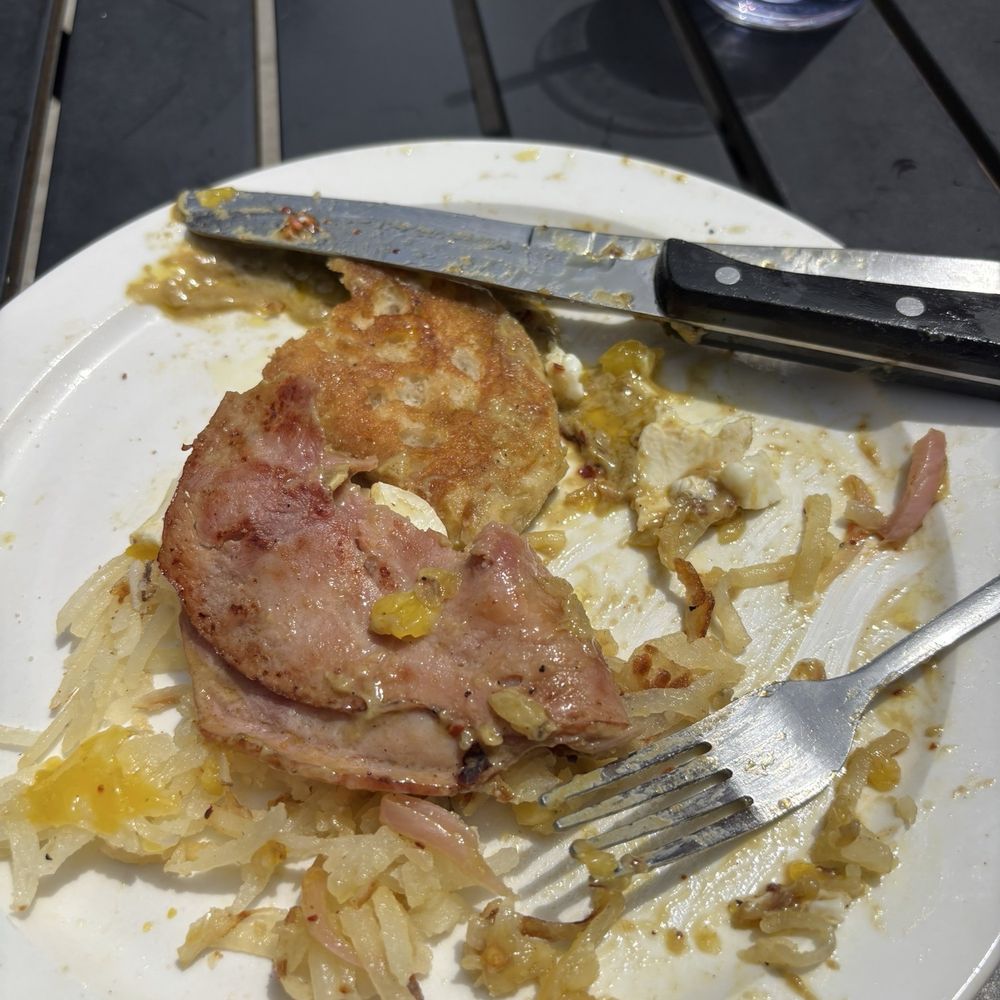 Barely being able to stomach the sloppy and low portions . Not presentable from the start. Barely being able to stomach the sloppy and low portions . Not presentable from the start.