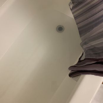 La Quinta by Wyndham Macon - Water backing up in tub - Hotels Near Me - Macon, Georgia