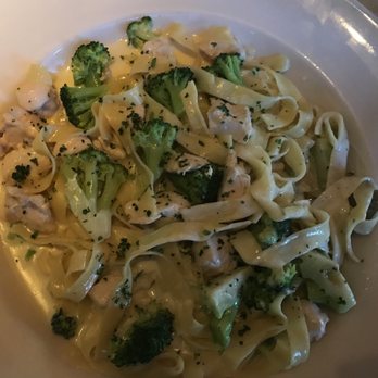 The Cheesecake Factory - Fettuccine Alfredo with broccoli and chicken - American Near Me - Oxnard, California The Cheesecake Factory - Fettuccine Alfredo with broccoli and chicken - American Near Me - Oxnard, California