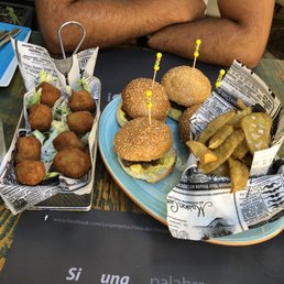 croquetas, mini sliders, patatas croquetas, mini sliders, patatas
