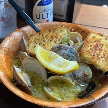 DJ's Clam Shack - Middle neck clams - Seafood Near Me - Key West, Florida