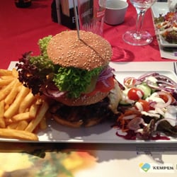 Adelaar - De hamburger (hoeveburger) met spek, uienringen, pickles, kaas... en frietjes.