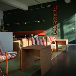 Kulturvolk | Freie Volksbühne Berlin e.V. - Unser Foyer lädt mit der Piscator Lounge vor und nach unseren Veranstaltungen zum Verweilen ein.