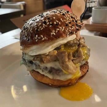 Gordon Ramsay Burger - Salad Near Me - Chicago, Illinois