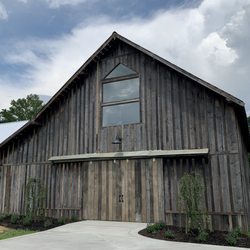 L&L Farm - Front view of Barn